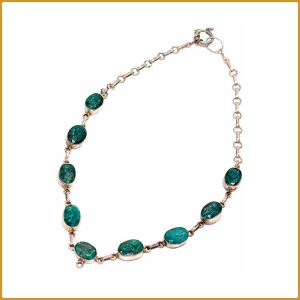 Collier avec neuf pierres naturelles émeraude